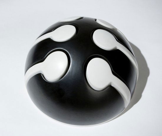 Gio Pomodoro (Pesaro, 1930 - Milano, 2002) Semisfe: Gio Pomodoro (Pesaro, 1930 - Milano, 2002) Semisfera, 1970ceramica bianca e nera, es. H.C. XXVII/XXXV, cm 17 x 31 Firmato sotto la base: Pomodoro Produzione ceramica Franco Pozzi, Gallarate SE