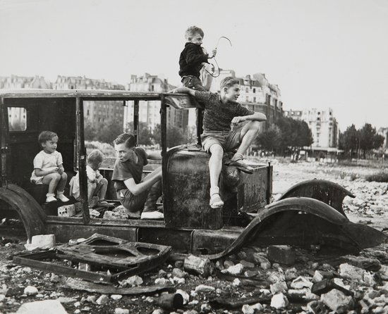 Robert Doisneau (1912-1994) La voiture fondue, 194: Robert Doisneau (1912-1994) La voiture fondue, 1944Gelatin silver print, printed ca. 1960. Photographer's credit stamps on the verso cm 17,7 x 21,7 (6.9 x 8.5 in.)