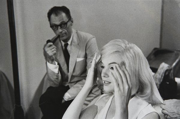 Bruce Davidson (b. 1933) Marilyn Monroe and Arthur: Gelatin silver print, printed ca. 1980. Photographer’s copyright on the versocm 14,5 x 21,7 (5.7 x 8.5 in.)Stampa alla gelatina sali d’argento, stampata nel 1980 circa. Copyright del fotografo sul