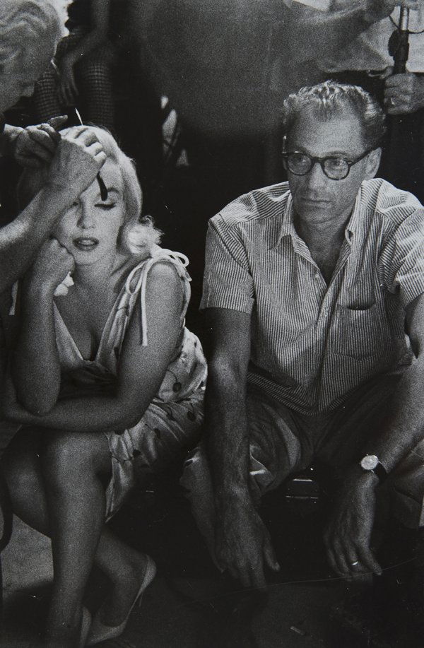 Bruce Davidson (b. 1933) Marilyn Monroe and Arthur: Gelatin silver print, printed ca. 1980. Photographer’s copyright on the versocm 23,8 x 15,8 (9.3 x 6.2 in.)Stampa alla gelatina sali d’argento, stampata nel 1980 circa. Copyright del fotografo sul