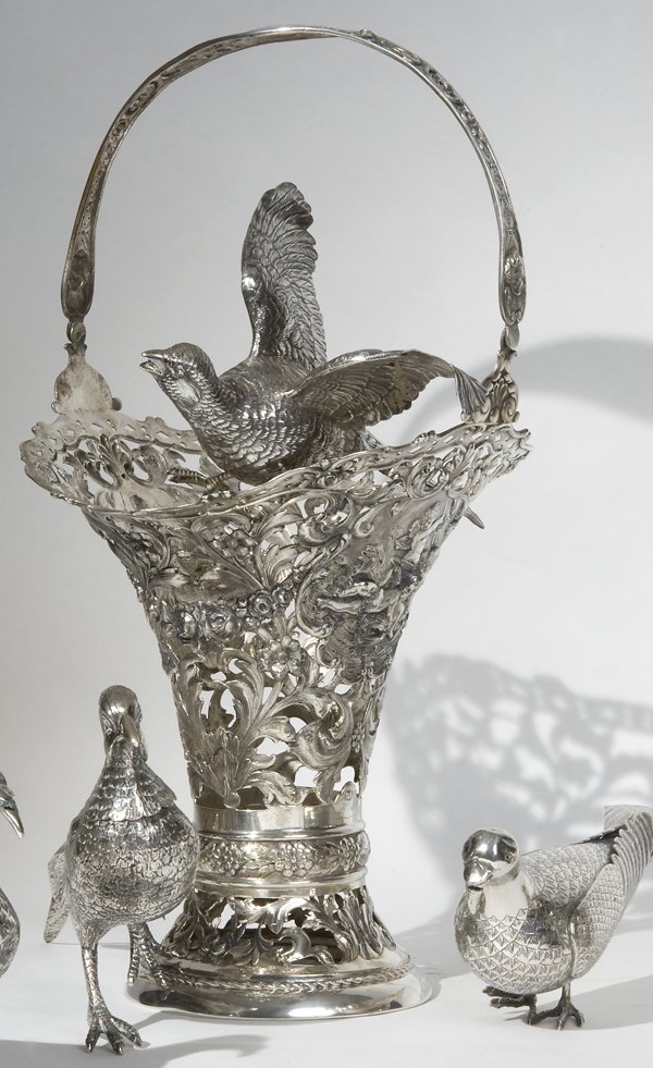Grande vaso traforato in argento: motivi vegetali, punzoni Germania anni Trenta. Cm. 45,00 x 25,00. Gr. 1600A SILVER POT, 30s. CM. 45,00 x 25,00. GR. 1600
