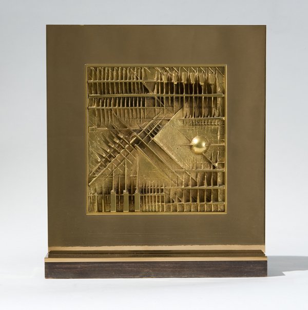 Arnaldo Pomodoro (Morciano di Romagna 1926): Bassorilievo, 1977 bronzo patina dorata es.1/30, cm 27 x 25 x 8Firma incisa alla base: Arnaldo PomodoroEdizione realizzata nel 1977 per Finarte