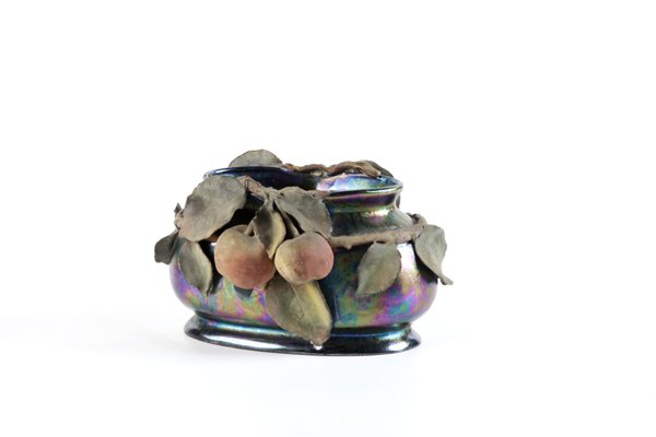Vaso ovale in ceramica lustrata, con applicazioni di f: cm 12,5 x 23 x 16A CERAMIC VASE, OVAL SHAPED, WITH LEAVES AND FRUITS, ZSOLNAY FACTORY, HUNGARY EARLY 20TH CENTURY, 12.5 X 23 X 16