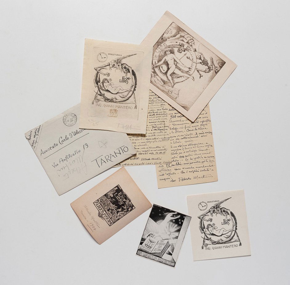 Ex libris - Martini, Alberto Ex libris e due cartoline : Insieme di 4 ex libris di Martini, diverse misure, uno a tiratura limitata n.24/25, due cartoline postali autografe firmate indirizzate a Carlo d’Alessio di Taranto, datate 1950-’51.