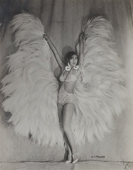 G. L. Manuel Joséphine Baker in feathers stage dress, : Two vintage gelatin silver prints. Photographer’s credit stamp in the negativecm 29 x 22,5 (11.4 x 8.9 in.)Due stampe vintage alla gelatina sali d’argento. Timbro del fotografo da negativo.