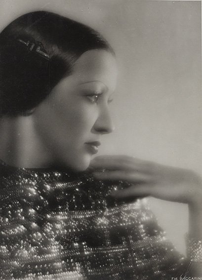 Roberto Baccarini Woman’s portraits, ca. 1930: Two vintage gelatin silver prints. Photographer’ s credit stamp in the negative cm 22,5 x 16,5 (8.9 x 6.5 in.)Due stampe vintage alla gelatina sali d’argento. Timbro del fotografo da negativo.