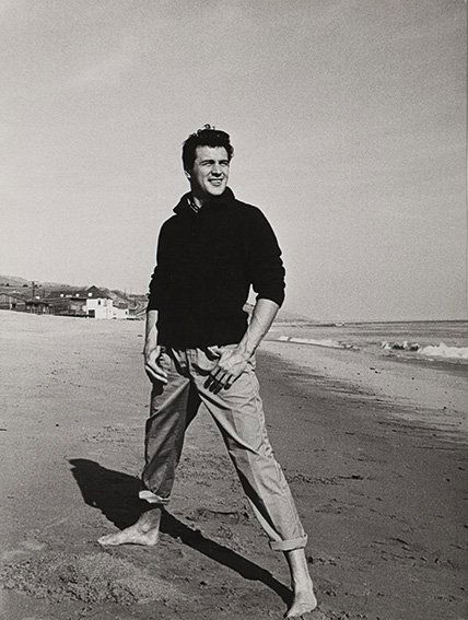 Sanford H. Roth (1906-1962) Rock Hudson, ca. 1960: Vintage gelatin silver print. Photographer’s credit stamp on the versocm 31,5 x 23,5 (12.4 x 9.3 in.)Stampa vintage alla gelatina sali d’argento. Timbro del fotografo sul verso.