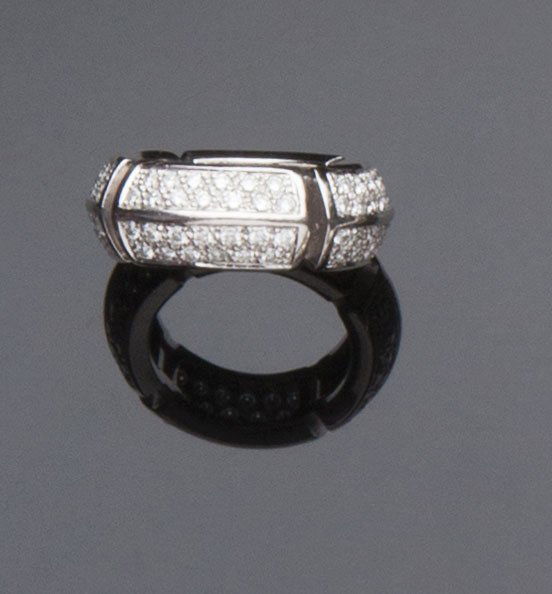 Anello a fascia in platino, Antonini, Milano: composto da quattro elementi geometrici con brillanti, cts. 2,80 totali circa. Misura 18. Gr. 16,00PLATINUM RING ANTONIONI, MILANO, FOUR GEOMETRIC ELEMENTS WITH BRILLIANT CUT DIAMONDS, SIZE 18