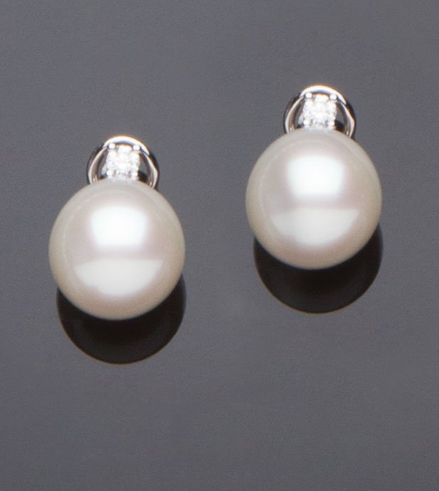 Orecchini in oro bianco 18 kt: con perle Mari del Sud (mm. 15,00) e brillanti. Chiusura perno e clip. Gr. 15,00WHITE GOLD EARRINGS WITH SOUTH SEA PEARLS AND BRILLIANT CUT DIAMONDS