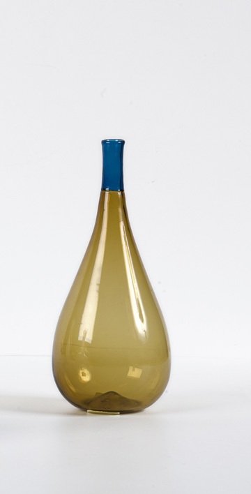 Manifattura Venini, anni Settanta - Ottanta del secolo : altezza cm 22firma graffitaVENINI FACTORY, AROUND 1970-80, A GLASS BOTTLE, HEIGHT 22 CM, SIGNED