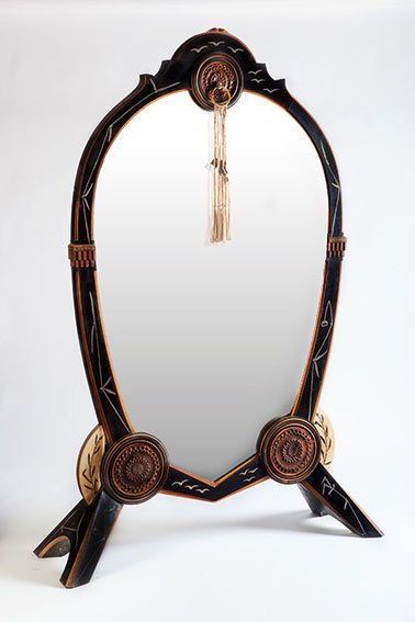 Carlo Bugatti (Milano 1856 - Molsheim 1940) Psiche: con struttura ovoidale in legno ebanizzato decorata con intarsi alla base in peltro, uccelli acquatici in volo e canne di bambù stilizzate, cimasa ad arco sagomata e centrata da tondo arricchito con