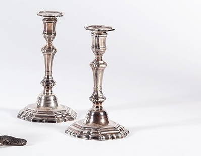 Coppia di candelieri in argento, Francia, XVIII secolo: Altezza cm 19. Gr. 750.00 A COUPLE OF SILVER CANDLEHOLDERS, FRANCE, 18th CENTURY. 19 CM HIGH. GR 750