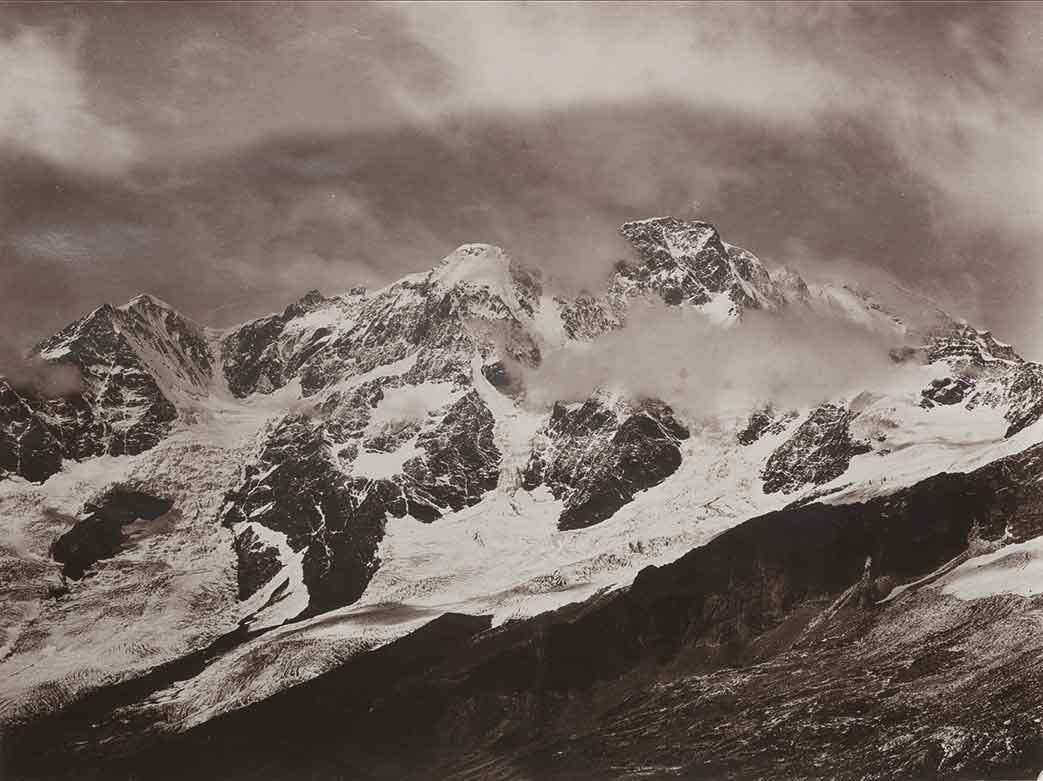 Vittorio Sella (1859-1943) Monte rosa Punta Gnifetti da: Stampa vintage alla gelatina sali d’argento. Timbro a secco del fotografo cm 27,8 x 37,3 (10.9 x 14.7 in.) Vintage gelatin silver prints. Photographer’s credit blindstamp.