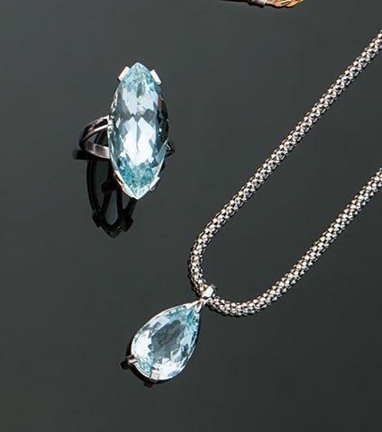 Parure in oro bianco 18 kt, Chimento: composta da collier e anello (misura 13), con due acquamarine naturali taglio goccia e marquise, cts. 28.00 totali circa. Gr. 23White gold parure by Chimento composed to necklace and ring (size 13) wi