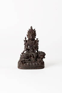 Statua in bronzo con tracce di doratura raffigurante: cm 27,5 x 16 x 16,5BRONZE FIGURE OF Simhanada Avalokiteshvara RIDING A LION, WITH TRACES OF GILT AND LACQUER, CHINA, MING PERIOD (DEFECTS AND LOSSES), 27.5 X 16 X 16.5 CM青铜 、ć