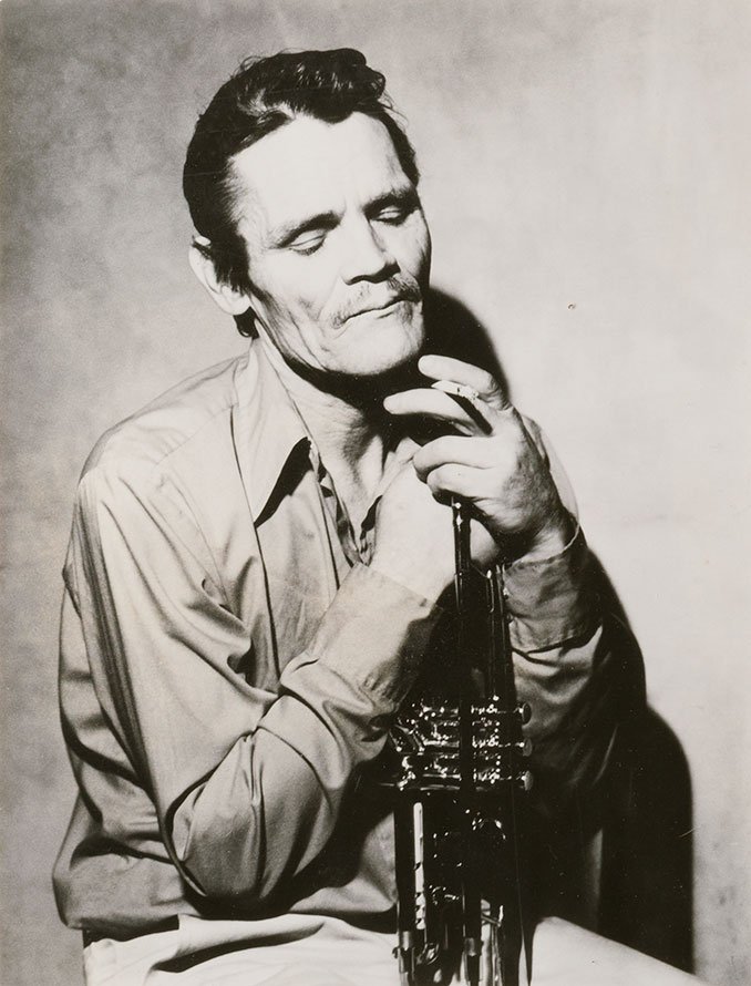 Bruce Weber (b. 1946): Chet Baker, ca. 1980 Stampa vintage alla gelatina sali d’argento. Timbro del fotografo sul versocm 23,8 x 18Vintage gelatin silver print. Photographer’s credit stamp on the verso. (9.37 x 7.08 in.