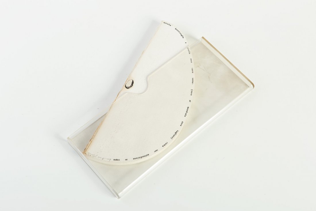 Mirella Bentivoglio (Klagenfurt 1922): “Zero al quadrato, zero tagliato”, libro da leggere in due parti teca in plexiglass, es. 3/20, cm 31 x 13,5 x 2,5Firma a matita in basso a destraMIRELLA BENTIVOGLIO (KLAGENFURT 1922) "ZERO AL QUAD