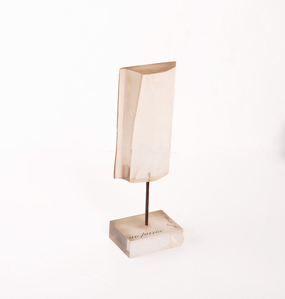 Mirella Bentivoglio (Klagenfurt 1922): Un pizzico d’aria plexiglass, cm 24,5 x 8 x 6Firma incisa al verso della base: BentivoglioMIRELLA BENTIVOGLIO (KLAGENFURT 1922) UN PIZZICO D'ARIA, PLEXIGLASS, CM 24,5 x 8 x 6 SIGNATURE ENGRAVED AT T