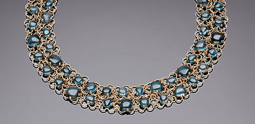 Parure Pomellato: composta da collier ed orecchini, maglia a catena in oro rosa sabbiato 18 ct ed acquamarine taglio fantasia. Catena cm 40, orecchini cm 9. Gr. 90. Con astuccio originale. POMELLATO PARURE, WITH COLLIE