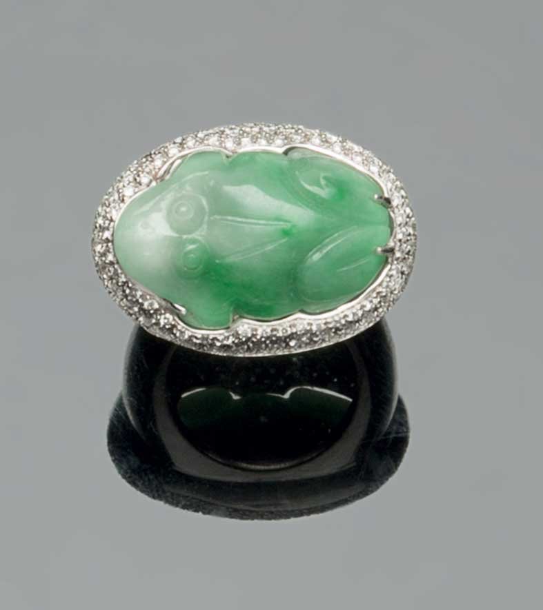 Anello in oro bianco 18 ct e giada: incisa a forma di rana, contorno di brillanti per cts 1 circa. Misura 14, gr 24.18 KT WHITE GOLD RING WITH FROG SHAPED JADE SURROUNDED BY BRILLIANT CUT DIAMONDS, ABOUT CTS 1. SIZE 14, GR 24.