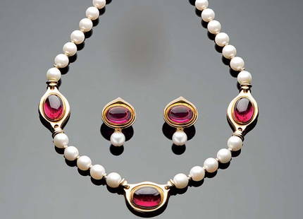 Demiparure Petochi,: composta da collier e orecchini, perle coltivate mm 8, elementi in oro 18 ct, rubelliti naturali taglio cabochon. Gr. 67.PETOCHI DEMIPARURE, WITH NECKLACE AND EARRINGS WITH CULTURED PEARLS (MM 8), 18