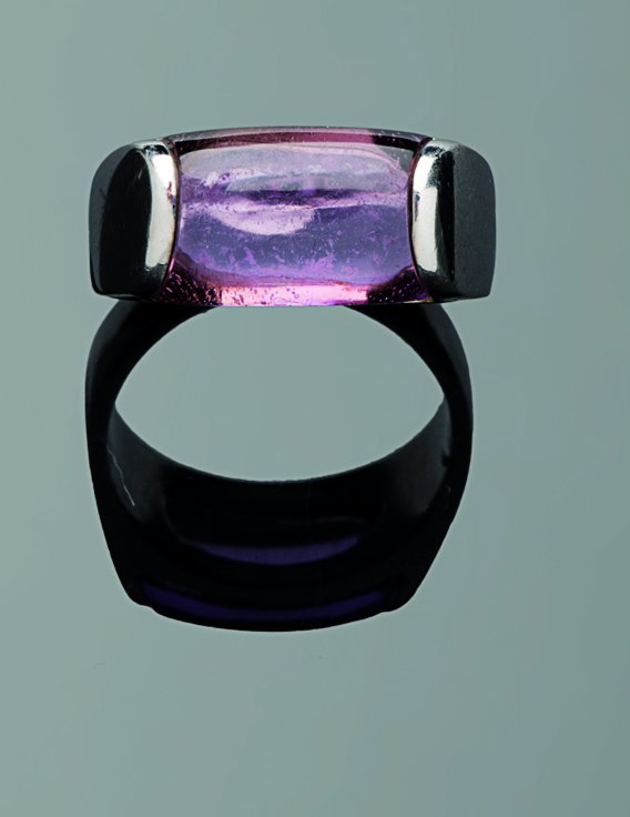 Anello Bulgari tronchetto ametista in oro bianco.: Misura 13.BULGARI TRONCHETTO RING, AMETHYST AND WHITE GOLD, SIZE 13.