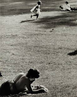 Mario De Biasi (1923-2013): Innamorati di Hyde Park, Londra, 1965