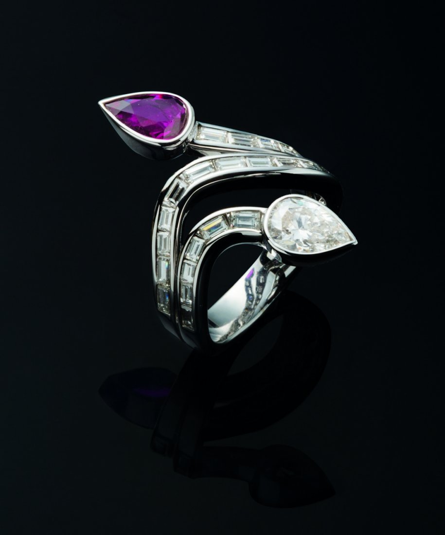 Anello contrariè in oro bianco 18 ct con al centro un (1 of 2)