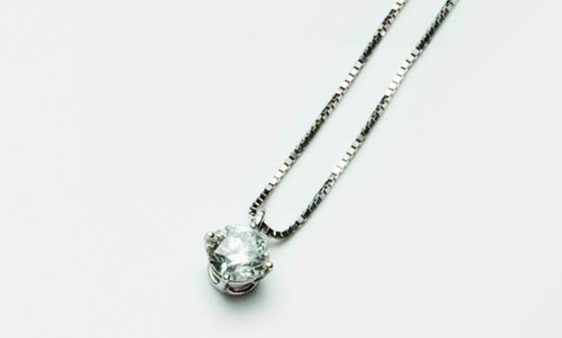 Collier in oro bianco con brillante pendente (1 of 2)