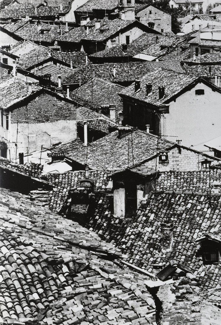 Gabriele Basilico (1944-2013): Tetti, Novi, ca. 1970 Stampa vintage alla gelatina sali d’argento. Timbro del fotografo al verso. cm 37,2 x 25,2 Vintage gelatin silver print. Photographer’s credit stamp on the verso. 1