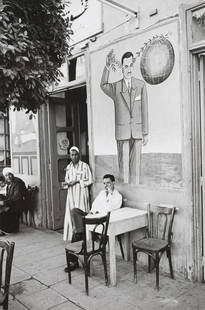 Mario De Biasi (1923-2013): Una strada di Luxor, Egitto, 1956 Stampa vintage alla gelatina sali d’argento. Timbro del fotografo al verso. cm 16,6 x 25,2 Vintage gelatin silver print. Photographer’s credit stamp on the verso.