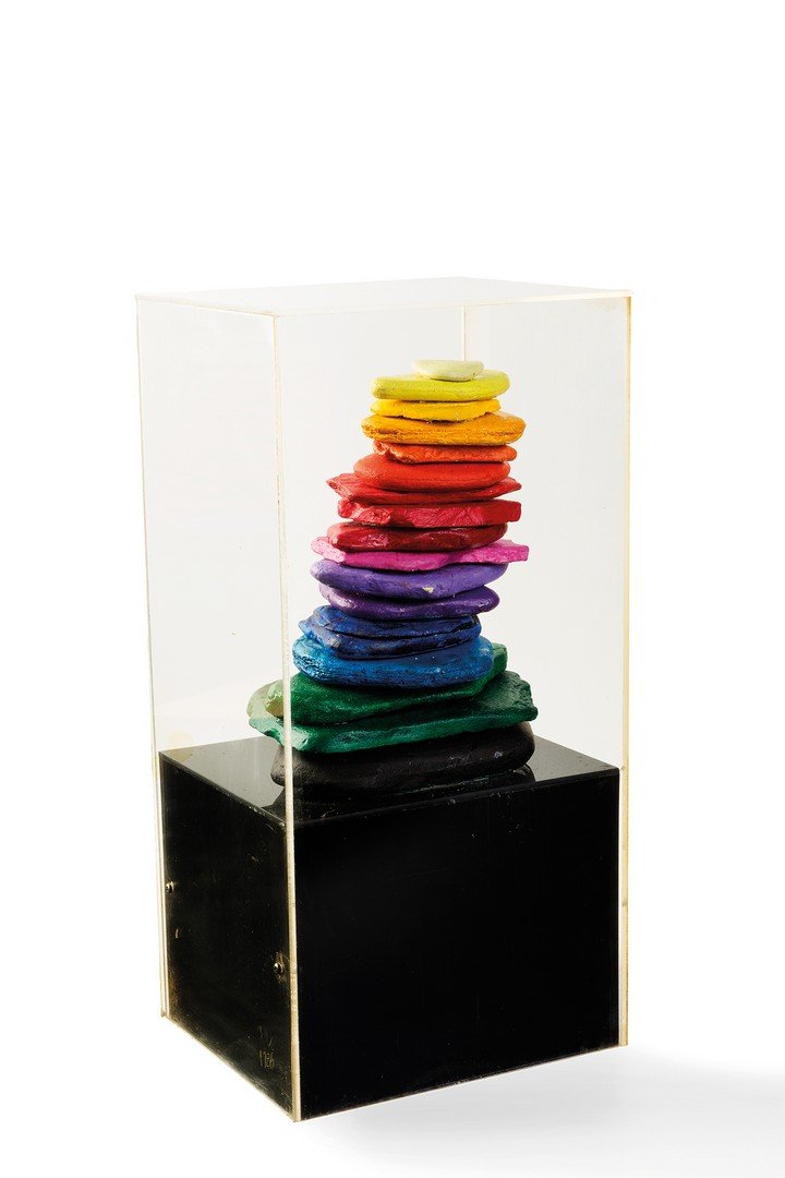 Guglielmo Achille Cavellini (Brescia 1914 - 1990): Composizione, 1986 sassi, smalti colorati e plexiglass, cm 39,5 x 16,8 x 19,8_x000B_Firmato su di un lato ed all€™interno: GAC 1986_x000B__x000B_Composition, 1986_x000B_Stones, coloured enamels an