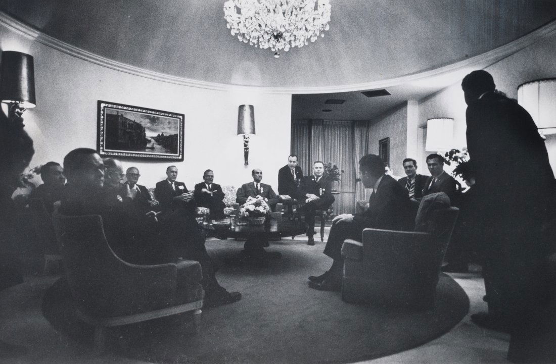 David Douglas Duncan (b. 1916): Richard Nixon, Miami, 1968 Stampa vintage alla gelatina sali d€™argento. Firmata e datata a penna blu e note autografe di John Morris a penna nera al verso._x000B_cm 22,4 x 34_x000B__x000B_Vintage