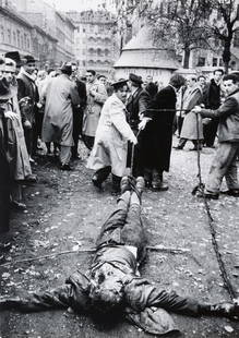 Mario De Biasi (1923-2013): Budapest, 1956 Stampa vintage alla gelatina sali d€™argento. Firmata a matita e credito del fotografo a penna nera al verso_x000B_cm 29 x 23,7_x000B__x000B_Vintage gelatin silver print. Signed in