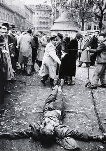 Mario De Biasi (1923-2013): Budapest, 1956 Stampa vintage alla gelatina sali d€™argento. Firmata a matita e credito del fotografo a penna nera al verso_x000B_cm 29 x 23,7_x000B__x000B_Vintage gelatin silver print. Signed