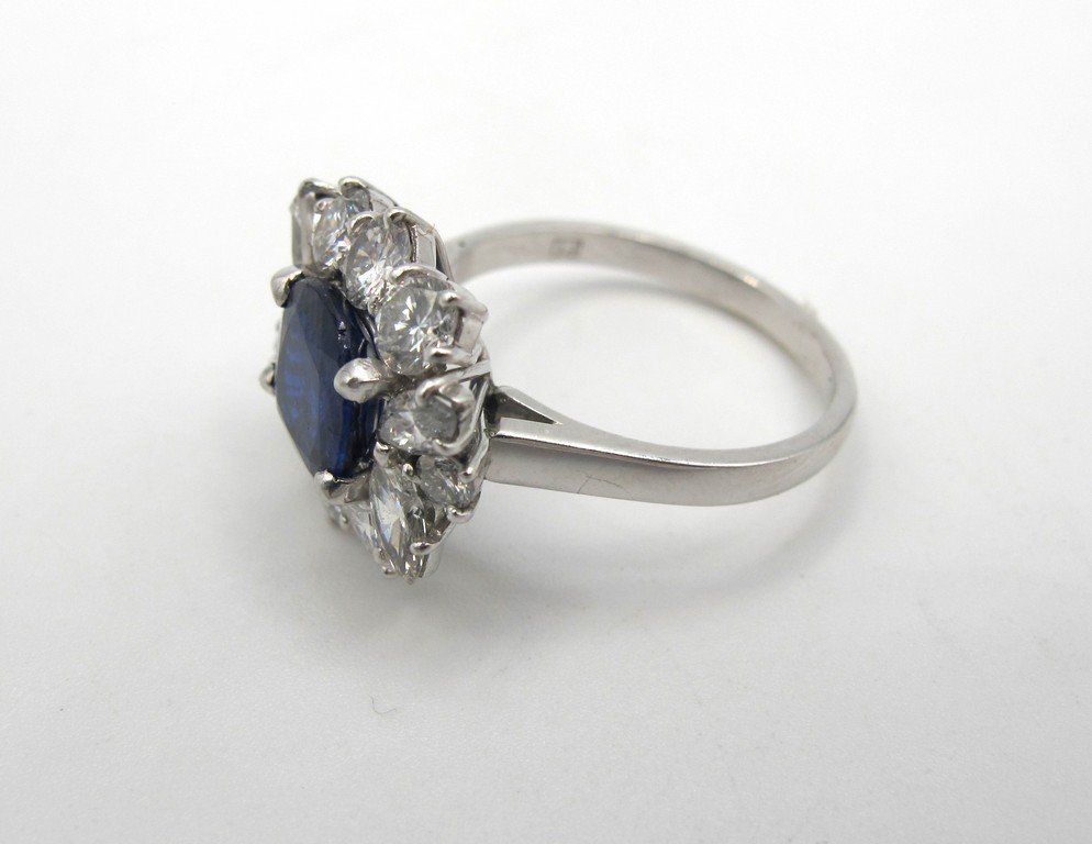 Anello in platino con zaffiro centrale birmano taglio (1 of 3)