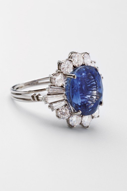 Anello in oro bianco 18 ct con zaffiro centrale, cts. (1 of 2)