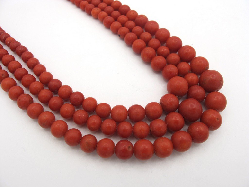 Collana composta da tre fili di boules lisce in corallo (1 of 1)