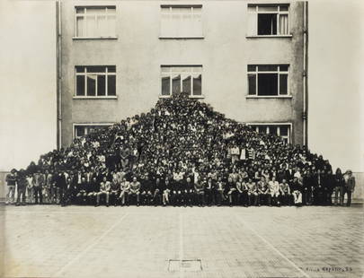 Anna Esposito (Roma 1939): collage di fotografie su tavola, cm 30 x 38,5Firmato in basso a destra: Anna Esposito 77 Group photo, 1977 photos collage on board, cm 30 x 38,5Signed and dated lower right