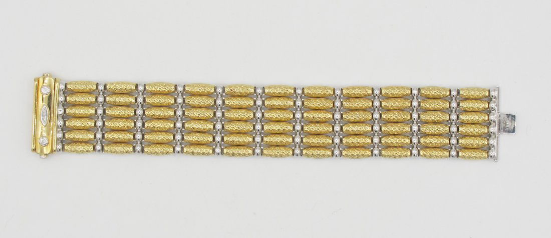 Chimento: bracciale in oro bicolore Notes:a sei fili con inserti martellati, punzone dell'oro 750, firmato Chimento Peso gr 66,30 lungh. cm 19 larg. cm 3 A two-colour gold bracelet, Chimento