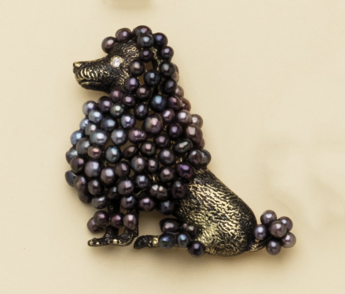 Julius Cohen: spilla in oro e perle Notes:a forma di barboncino con decoro in perle Tahiti grigie sfumate rosa, firmata Julius Cohen, chiusura ad ago semplice. Peso gr 23,4 dim. cm 4,3x4,7 A gold and pearl brooch,