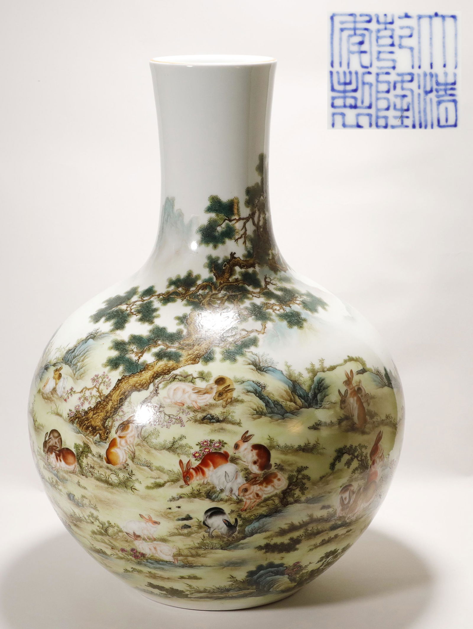 "Qing Qianglong" Colored and Patterned Vase (1 of 10)