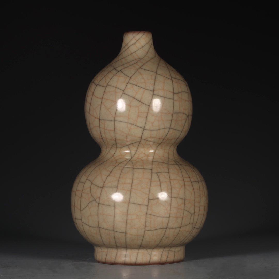 Song Dynasty - Ge  Ware Gourd Vase (1 of 8)