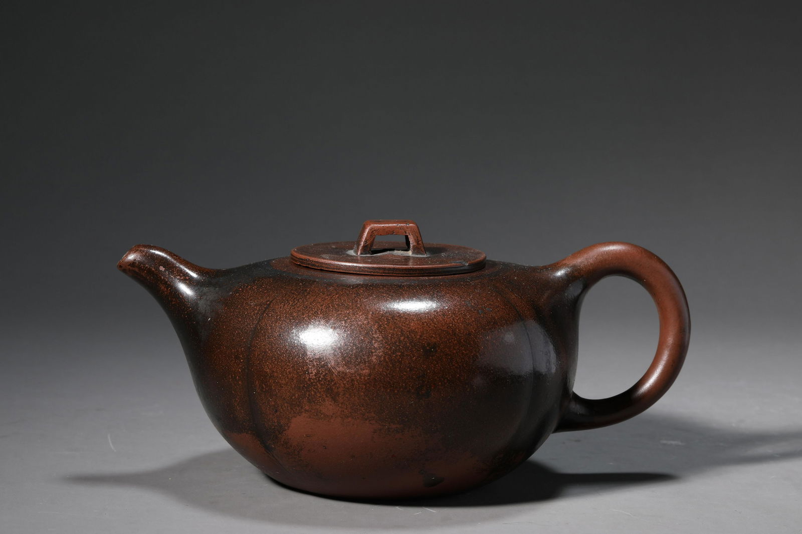 A Chinese Redware Teapot: L: 7 3/5inï¼ˆ19.3cmï¼‰W: 5 1/8inï¼ˆ13cmï¼‰H: 3 5/9inï¼ˆ9cmï¼‰