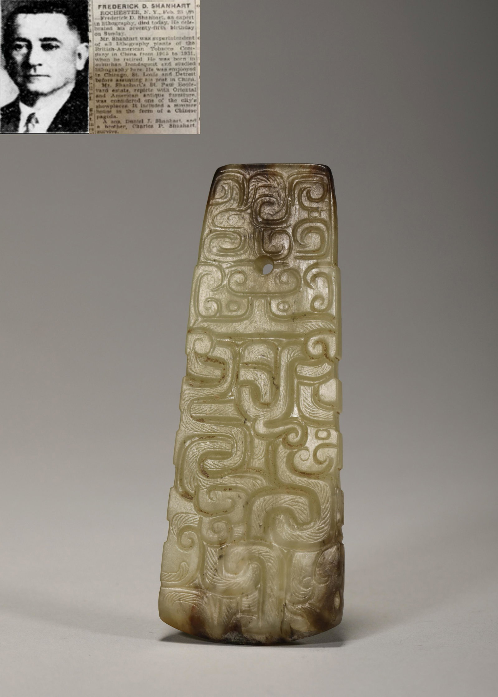 Jade axe with dragon pattern in warring States period (1 of 6)