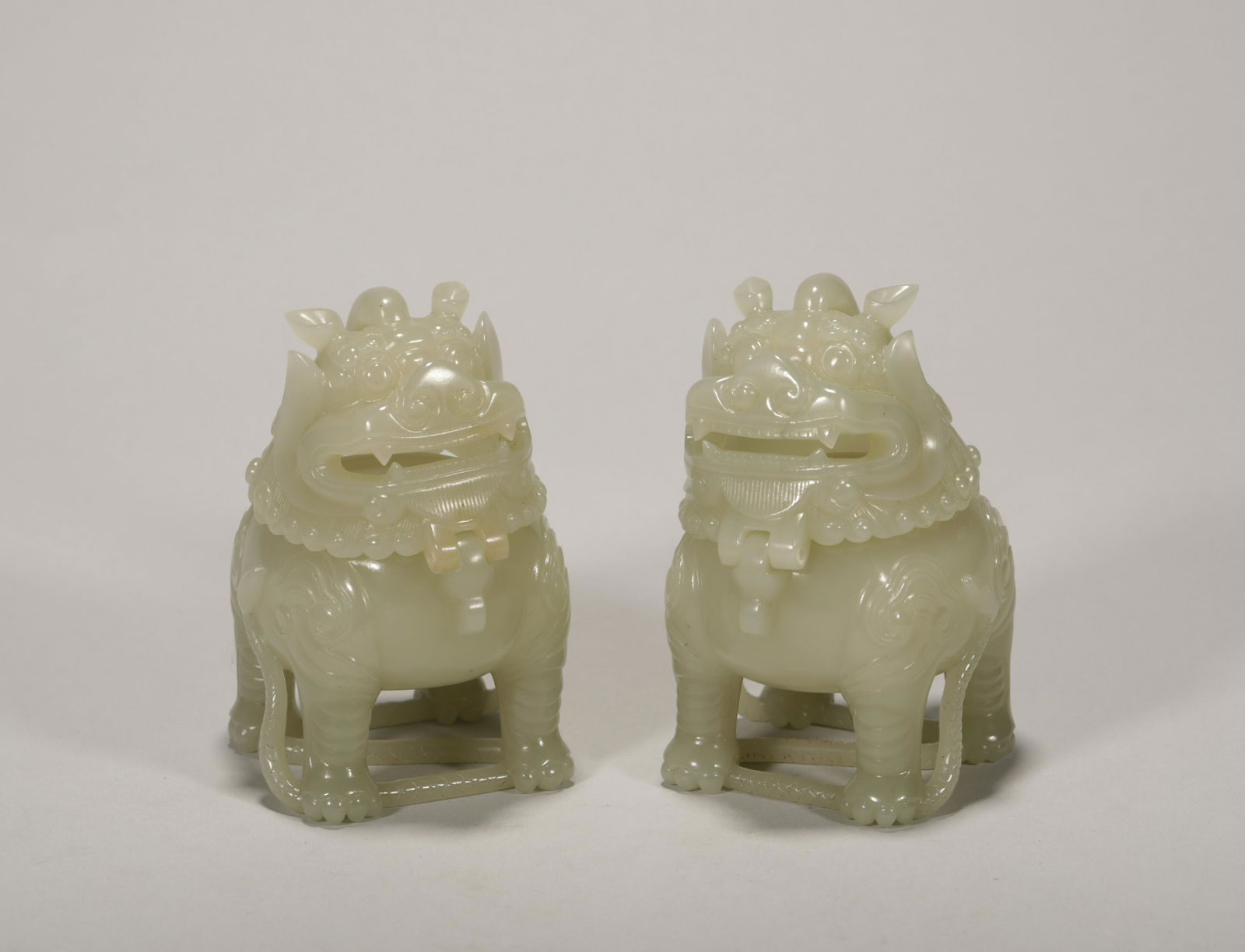A pair of hetian jade deer end aromatherapy in qing Dynasty (1 of 7)