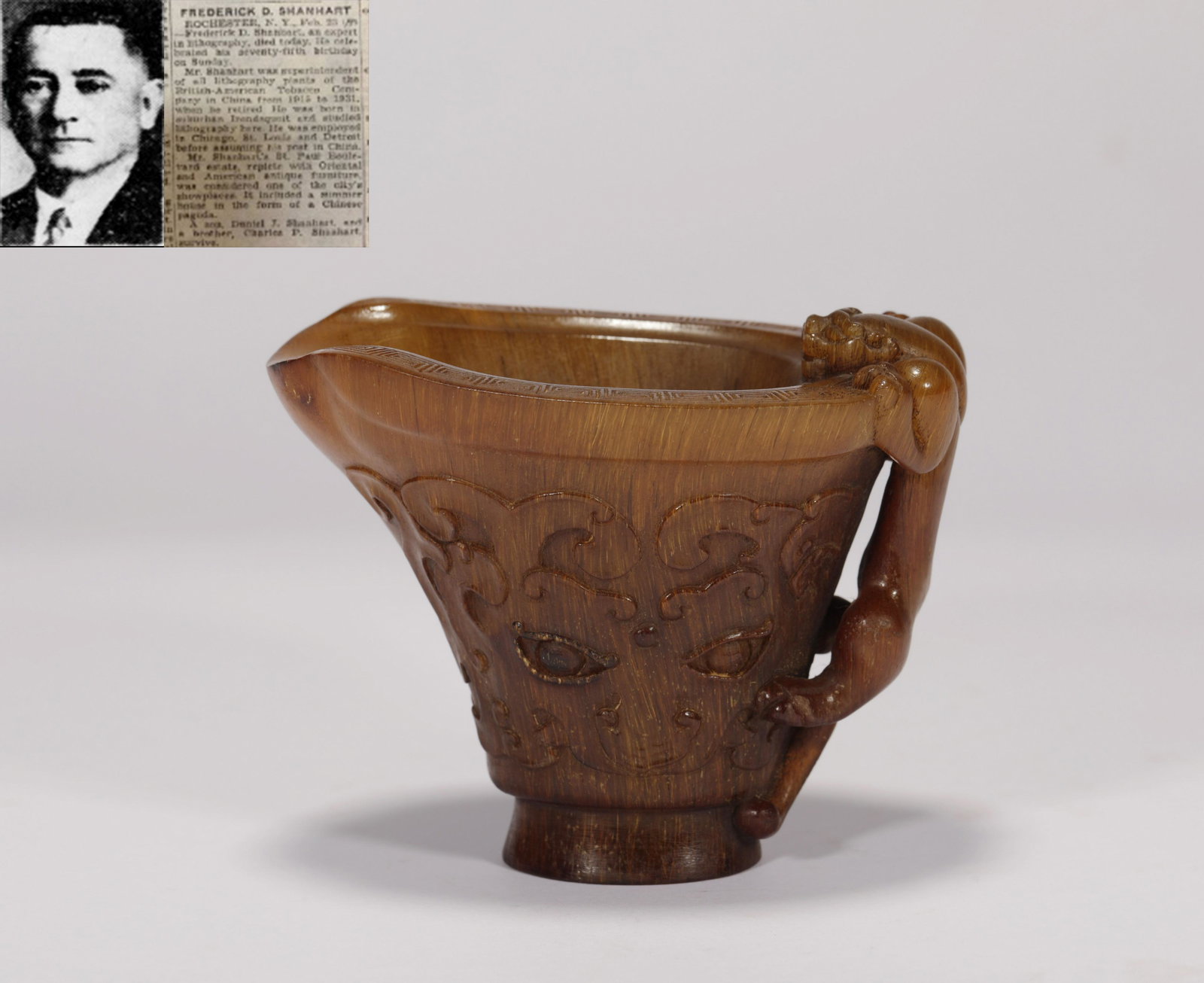 Qing Dynasty chi dragon pattern horn cup (1 of 7)