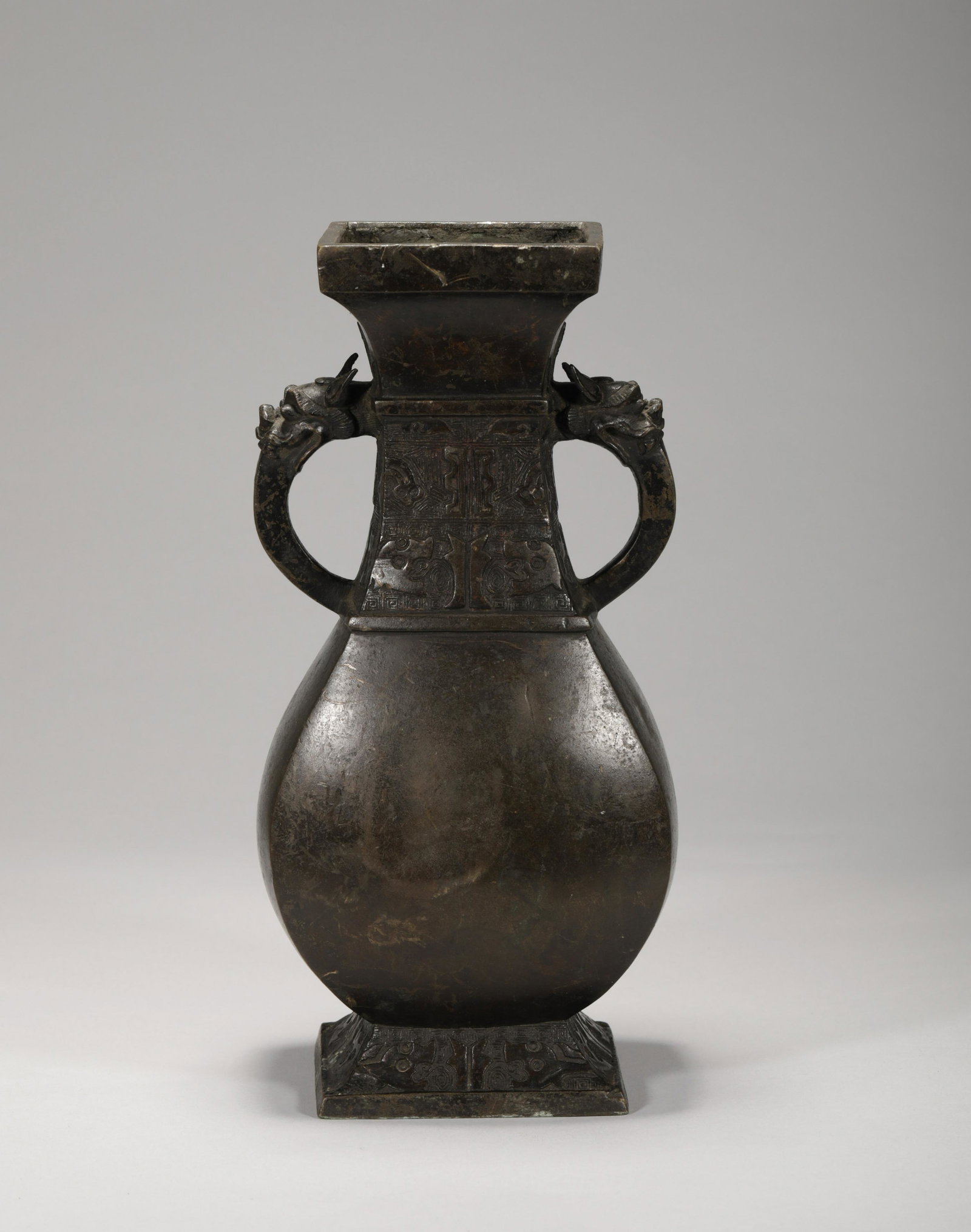 Double dragon ears bronze vase from the Qing Dynasty (1 of 6)