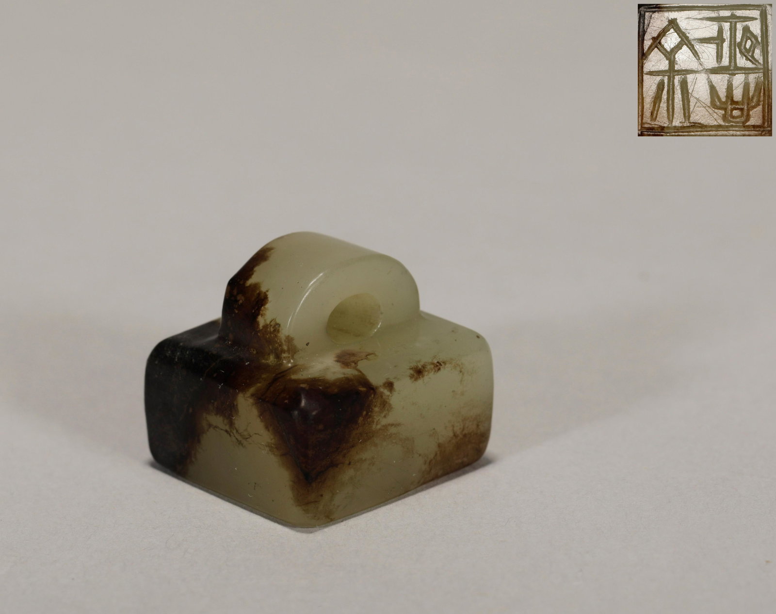 The han dynasty jade seal: H: 3/4 in(1.9cm) W: 7/8 in(2.1cm) wt:19g The han dynasty jade seal