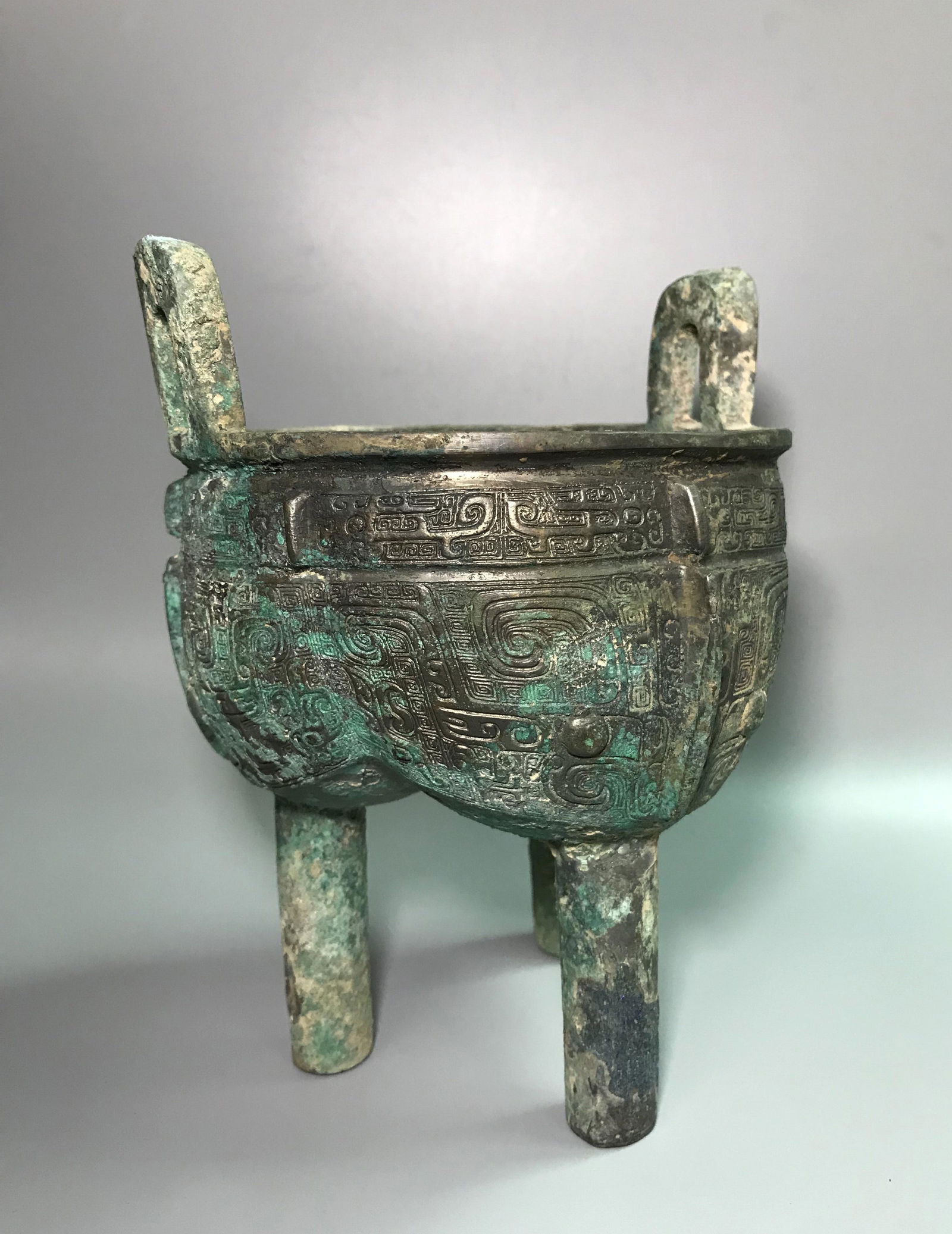 Bronze tripod with beast face pattern in western Zhou Dynasty (1 of 8)
